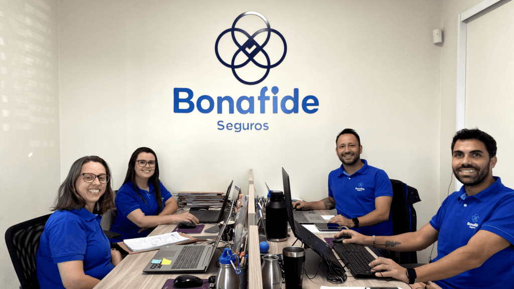 Equipe de especialistas da Bonafide Seguros no Escritório Sorrindo