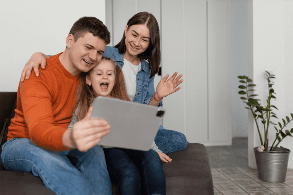 Família Feliz em casa sorrindo para um tablet, Seguro Residencial, Bonafide Seguros